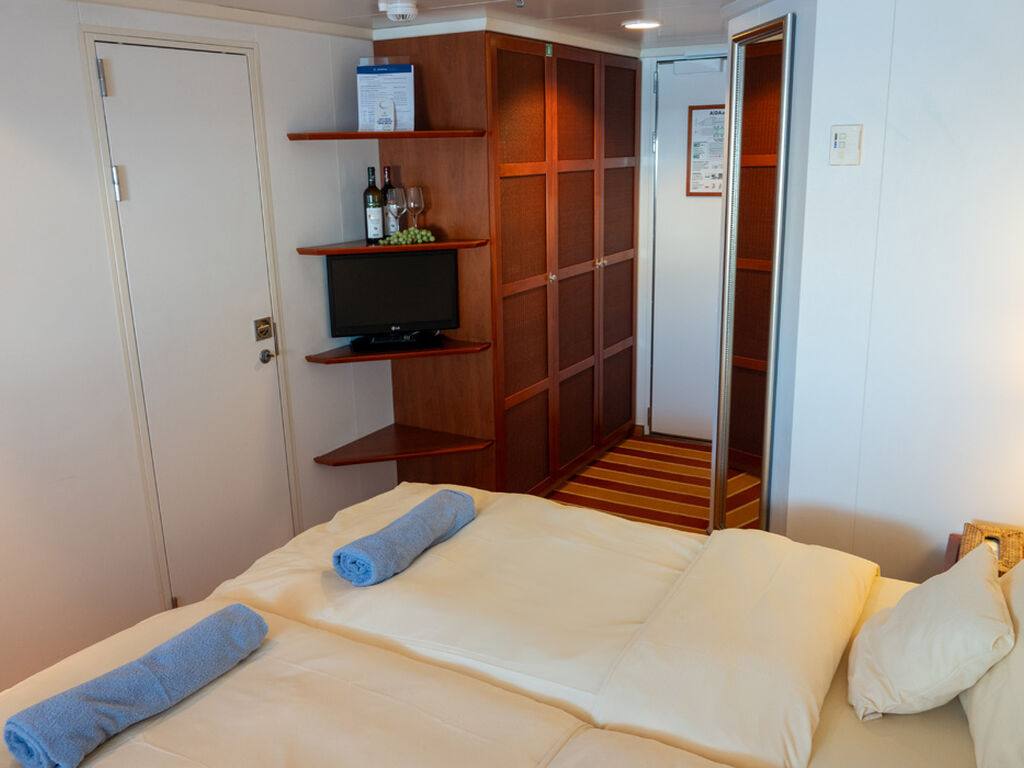 Kuşadası Çıkışlı Celestyal Discovery ile Yunan Adaları & Atina Gemi Turu - 4 Gece